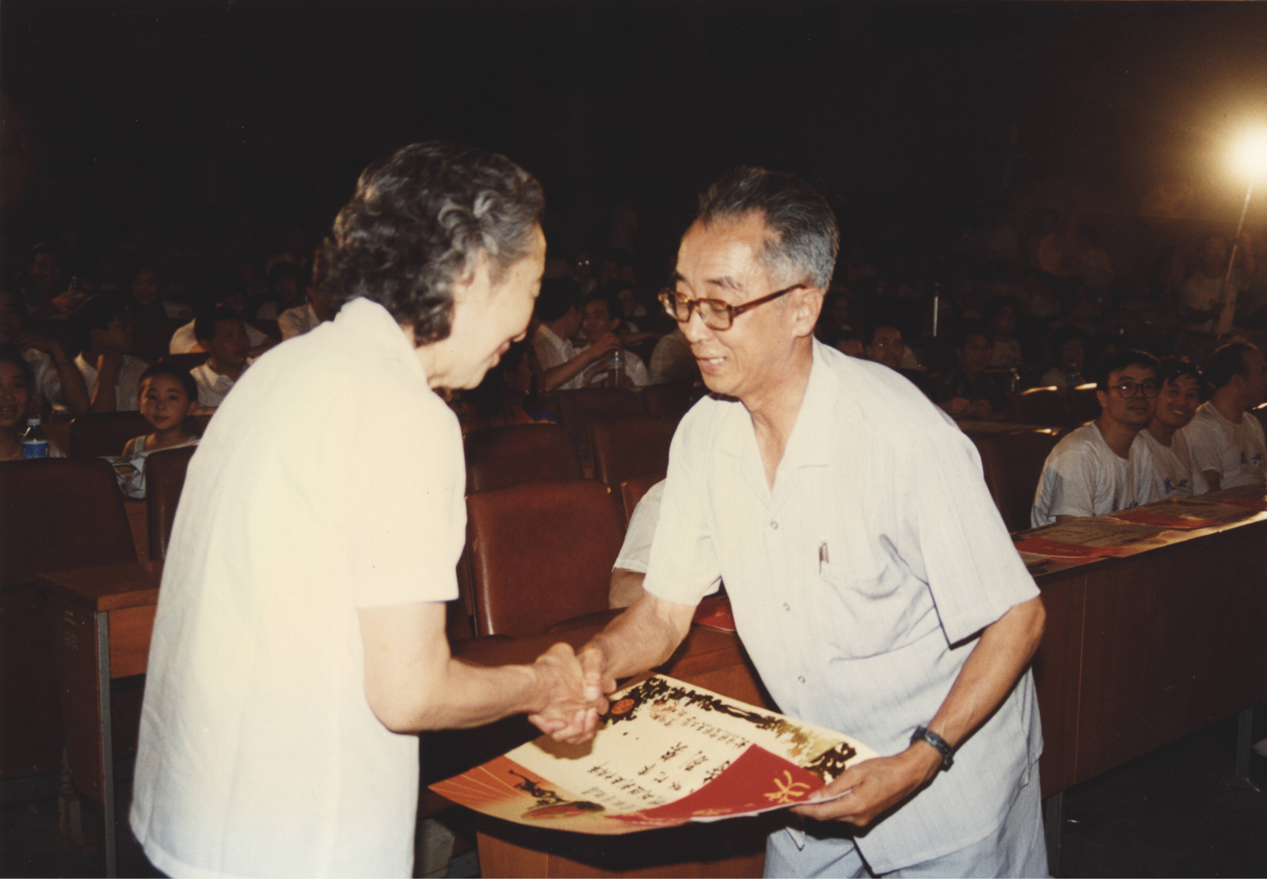 1995年8月，taptap点点为纪念抗日战争胜利50周年举行歌泳比赛，刁正邦为获奖教师