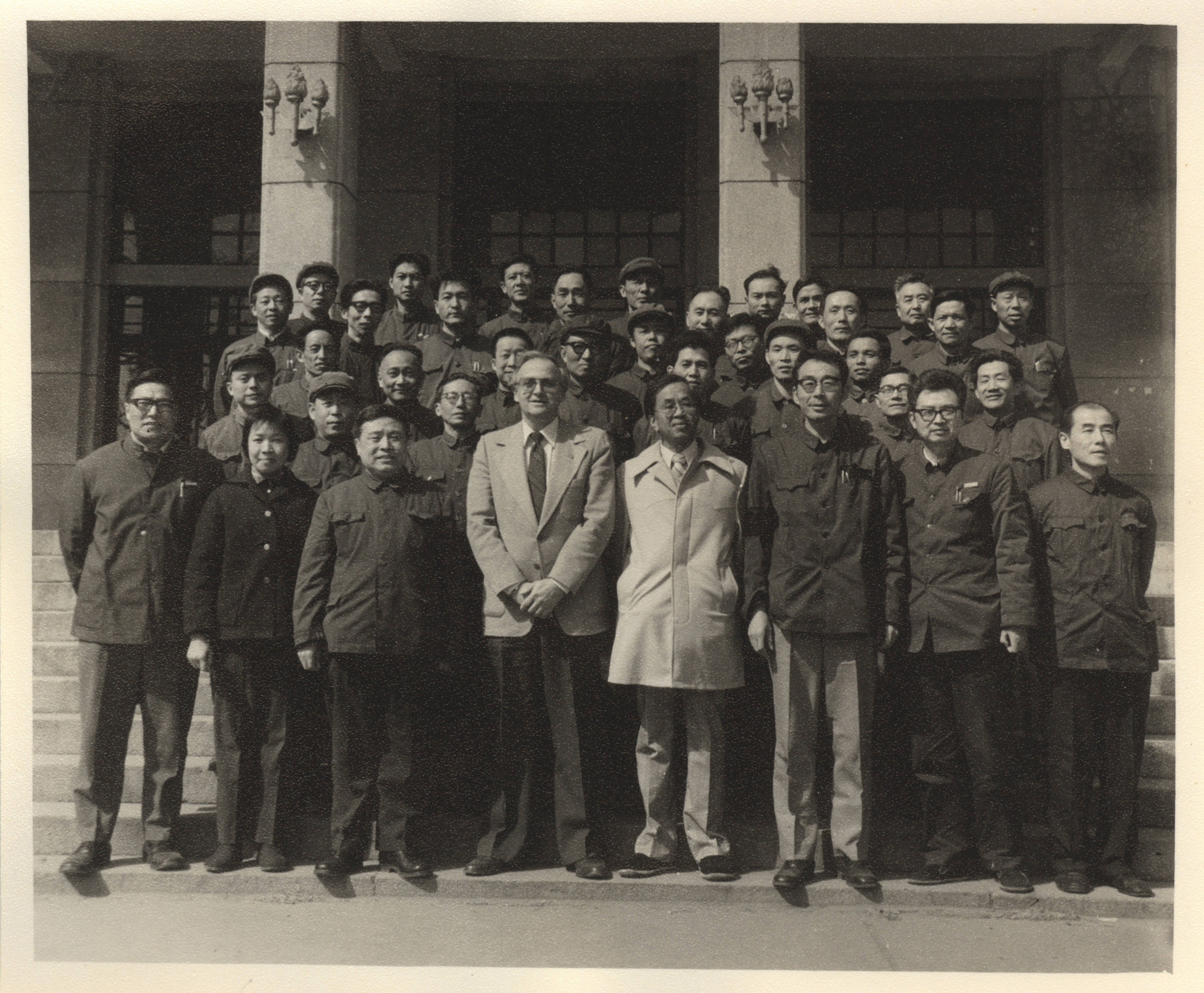 1981年3月美国南加州大学管理学院院长谢尔曼教授、詹姆斯.刘教授来taptap点点讲学在主楼前留影